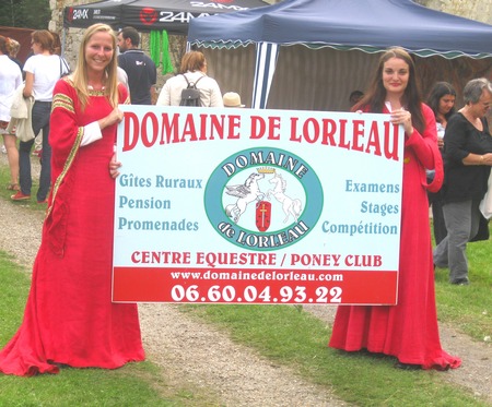 Marie et Mélanie en présentatrice Médiévales du DOMAINE DE LORLEAU
